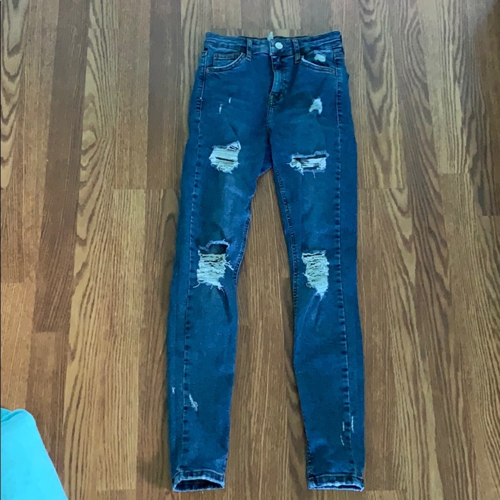 Super cute dark wash distressed skinny jeans